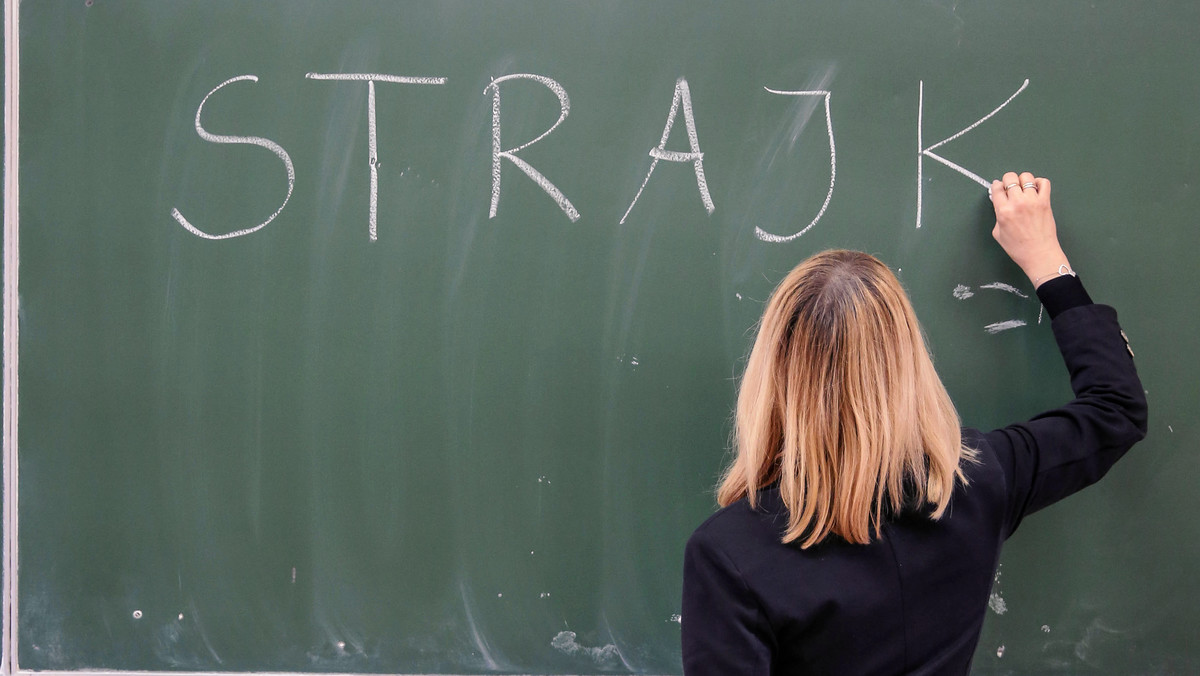 "W trzech strajkujących liceach dyrektorzy odebrali telefony z ostrzeżeniem pracowników urzędu miejskiego. Usłyszeli, że muszą się liczyć z odwołaniem ze stanowiska, jeśli nie przeprowadzą rad klasyfikacyjnych uczniów klas maturalnych. Podobno zwolnień może domagać się dolnośląski kurator oświaty" – mówi Barbara Kłaniewska, przewodnicząca koła "Solidarności" w Zespole Szkół nr 2 we Wrocławiu. Wszystkiemu zaprzecza Dolnośląski Kurator Oświaty.