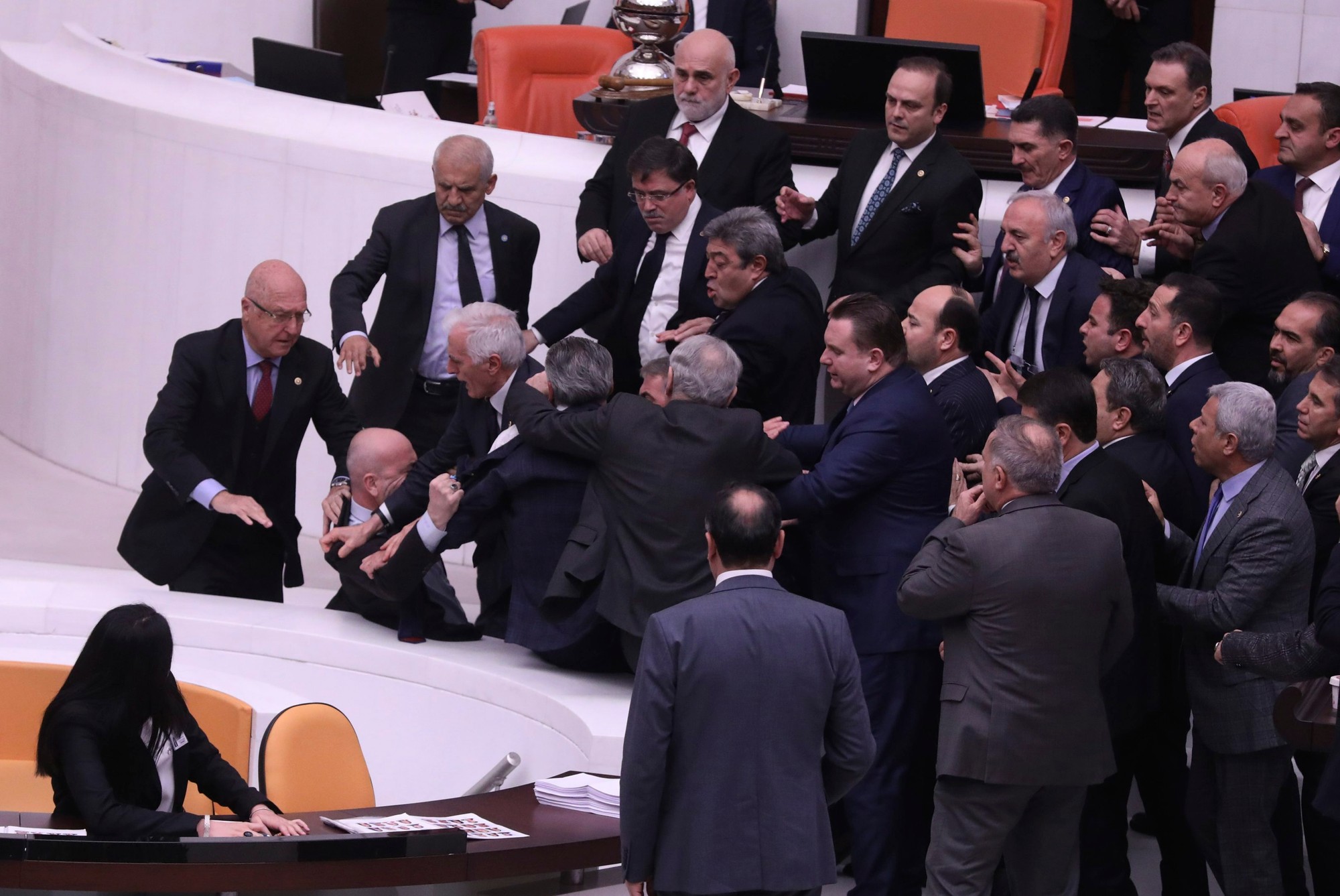     Fotografie ukazujú, ako 58-ročného zákonodarcu Hüseyina Örsa udrel v pléne poslanec Zafer Isik z vládnucej Strany spravodlivosti a rozvoja (AKP). 