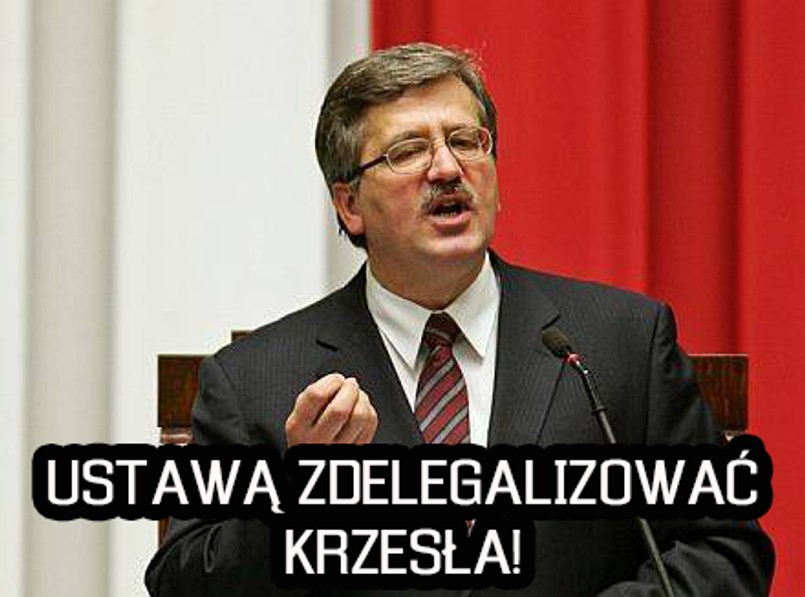 Mężczyzna zatrzymany na niedzielnym wiecu Bronisława Komorowskiego w Krakowie poszukiwany był listami gończymi - dowiedziała się Informacyjna Agencja Radiowa. Policja schwytała Marka M. za obrazę głowy państwa i próbę rzucenia krzesłem w prezydenta. Nic więc dziwnego, że prezydent ma uraz do krzeseł.