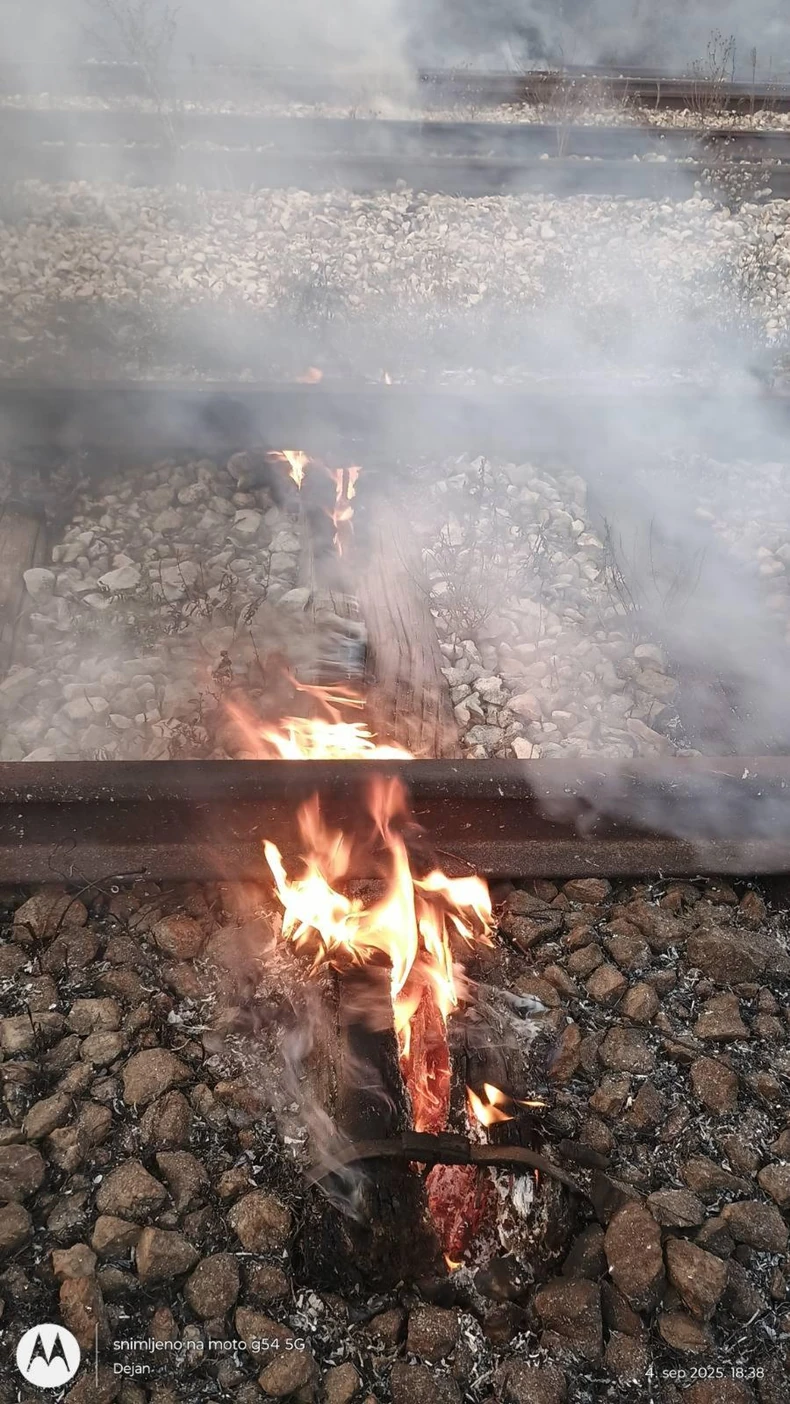 Požar kraj pruge u Brusniku