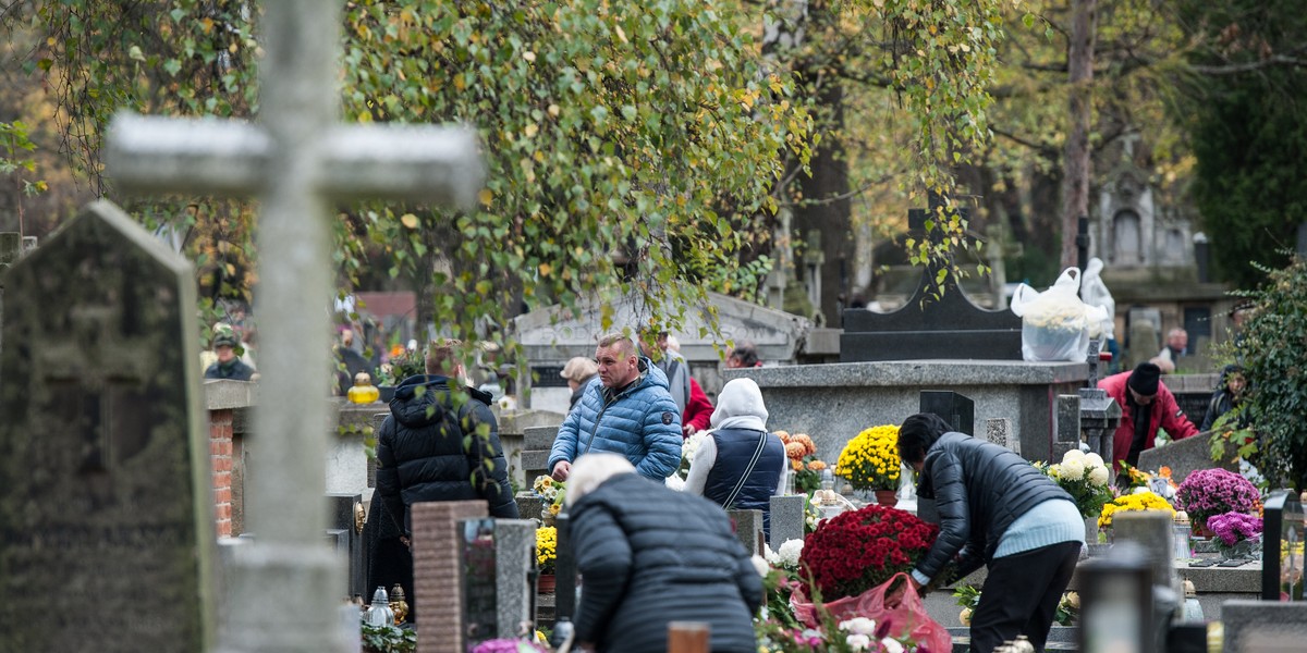 Wszystkich Świętych. Każdy inaczej przeżywa żałobę, wizyta na cmentarzu może ją przywołać.