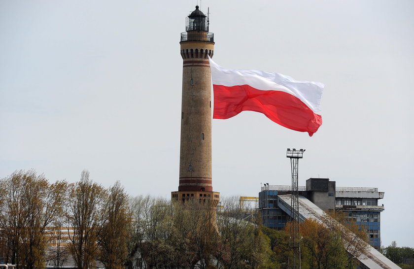 Gigantyczna flaga Polski załopotała na latarni