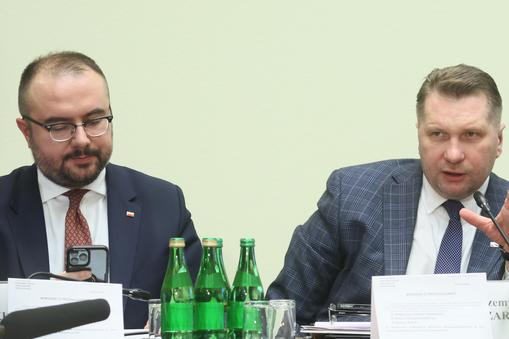 Posłowie PiS Przemysław Czarnek (P) i Paweł Jabłoński (L) podczas posiedzenia sejmowej komisji śledczej