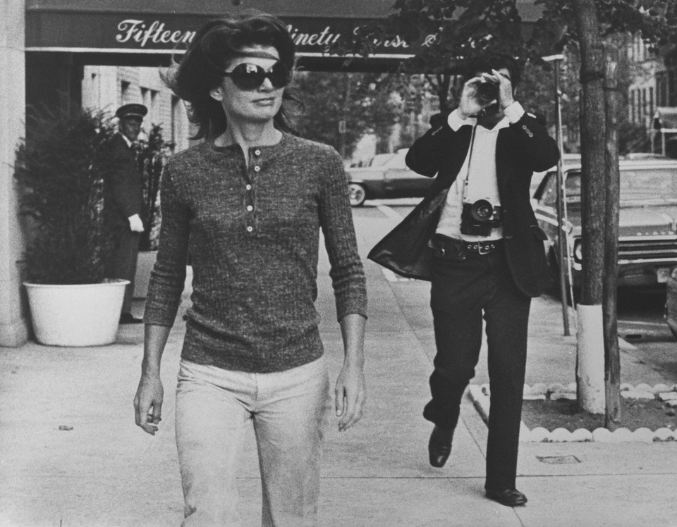 Jacqueline Kennedy Onassis i Ron Galella na Madison Avenue w Nowym Jorku. 7 października 1971 r. © Ron Galella