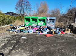 Tak wygląda „segregacja” tekstyliów w praktyce. Za daleko do PSZOK, dzikie wysypiska stałym elementem miejskiego krajobrazu