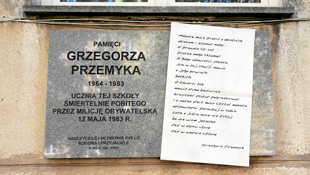 Pod tablicą upamiętniającą Grzegorza Przemyka, pobitego na śmierć przez milicjantów, uczczono w nocy w Warszawie pamięć ofiar stanu wojennego w 35. rocznicę jego wprowadzenia. W uroczystości udział wzięli przedstawiciele klubu Kukiz'15.