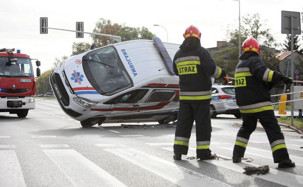 Zderzenie karetki z Mercedesem w Warszawie. Osobówką jechała matka z dzieckiem