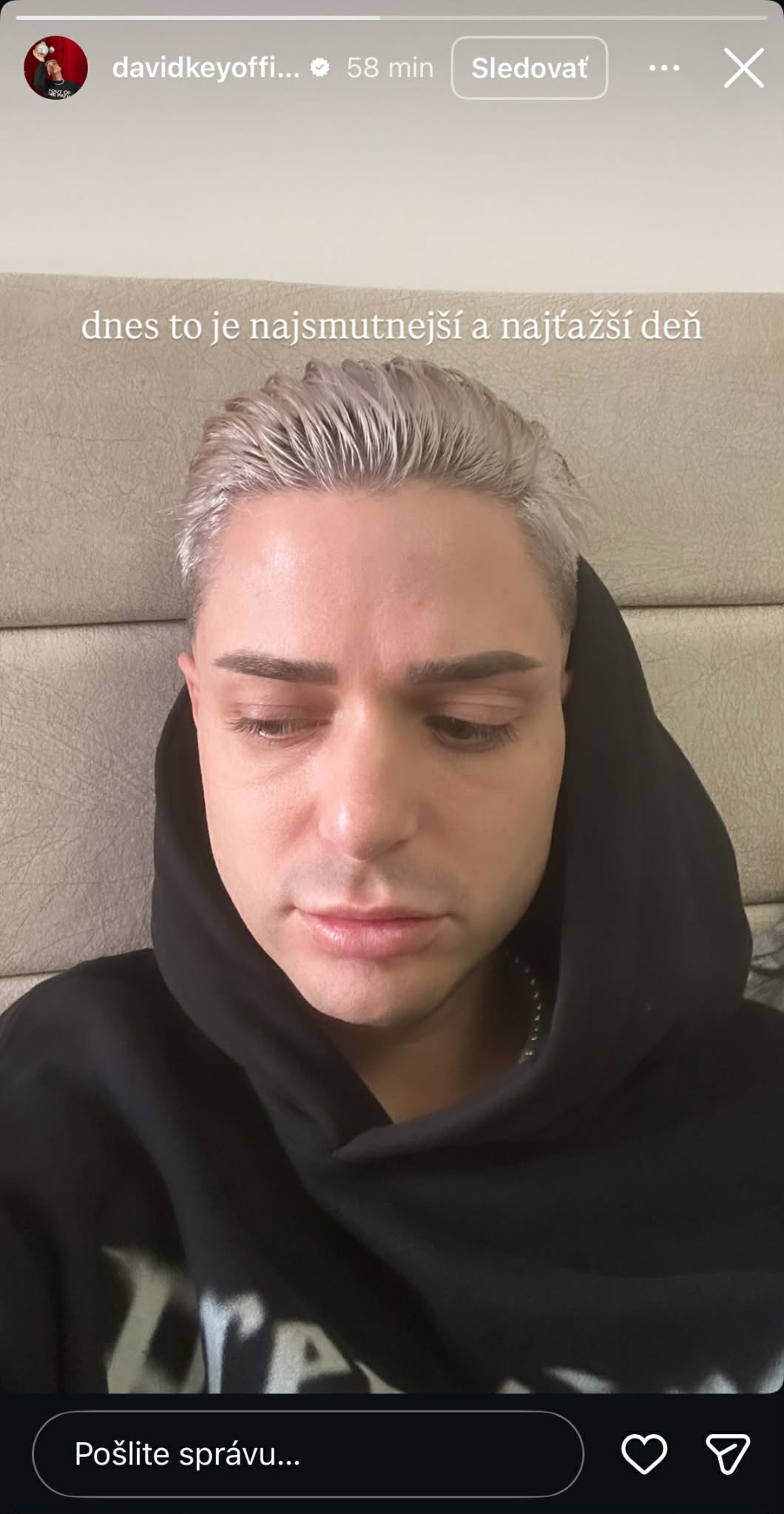 Influencer David Key smúti. 