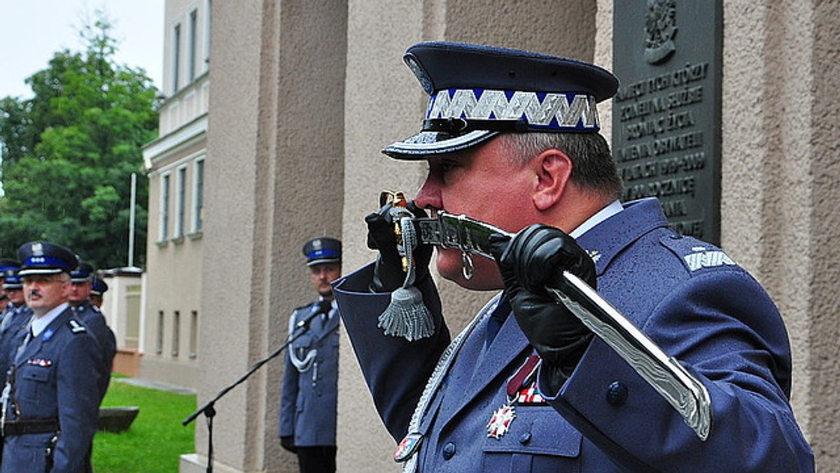 Dr Krzysztof Pobuta, komendant wojewódzki policji w Rzeszowie, odebrał nominację na pierwszy stopień generalski. We wtorek przywitali go, już jako generała, podkarpaccy funkcjonariusze.