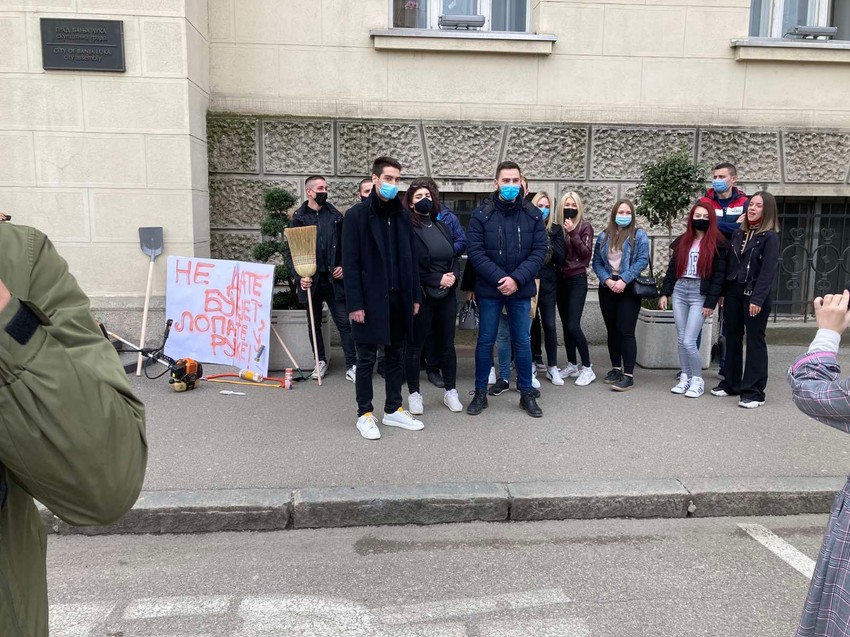 Okupljeni ispred Skupštine grada Banjaluka