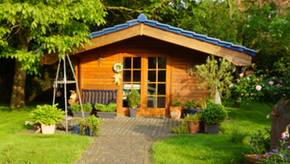 Die beliebtesten Gartenhäuser aus Holz von Karibu: Im Bausatz für den Garten