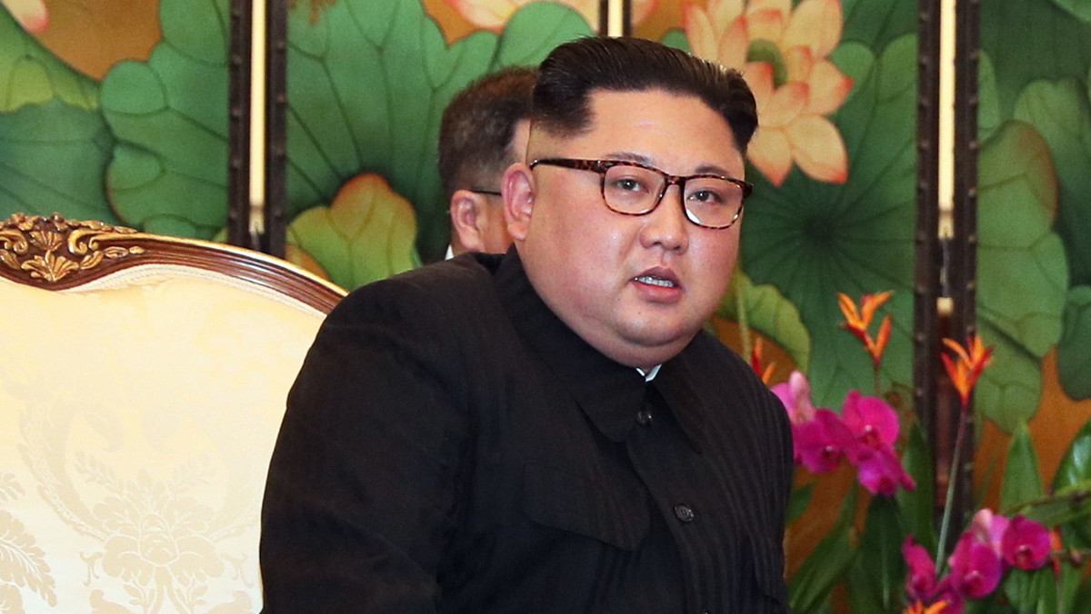 Cały świat przygląda się historycznemu szczytowi Korei Płn. i USA – powiedział dziś północnokoreański przywódca Kim Dzong Un podczas spotkania z premierem Singapuru Lee Hsien Loongiem. We wtorek Kim ma się tam spotkać z prezydentem USA. Na miejscu pojawił się już także Donald Trump.