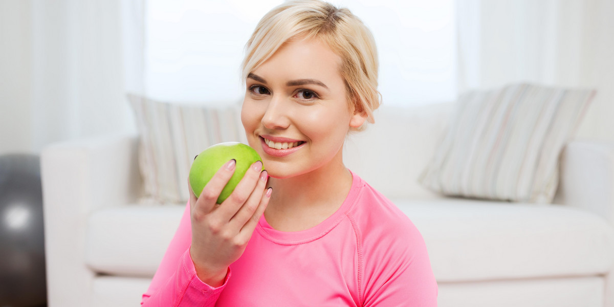 Kobieta jedząca jabłko