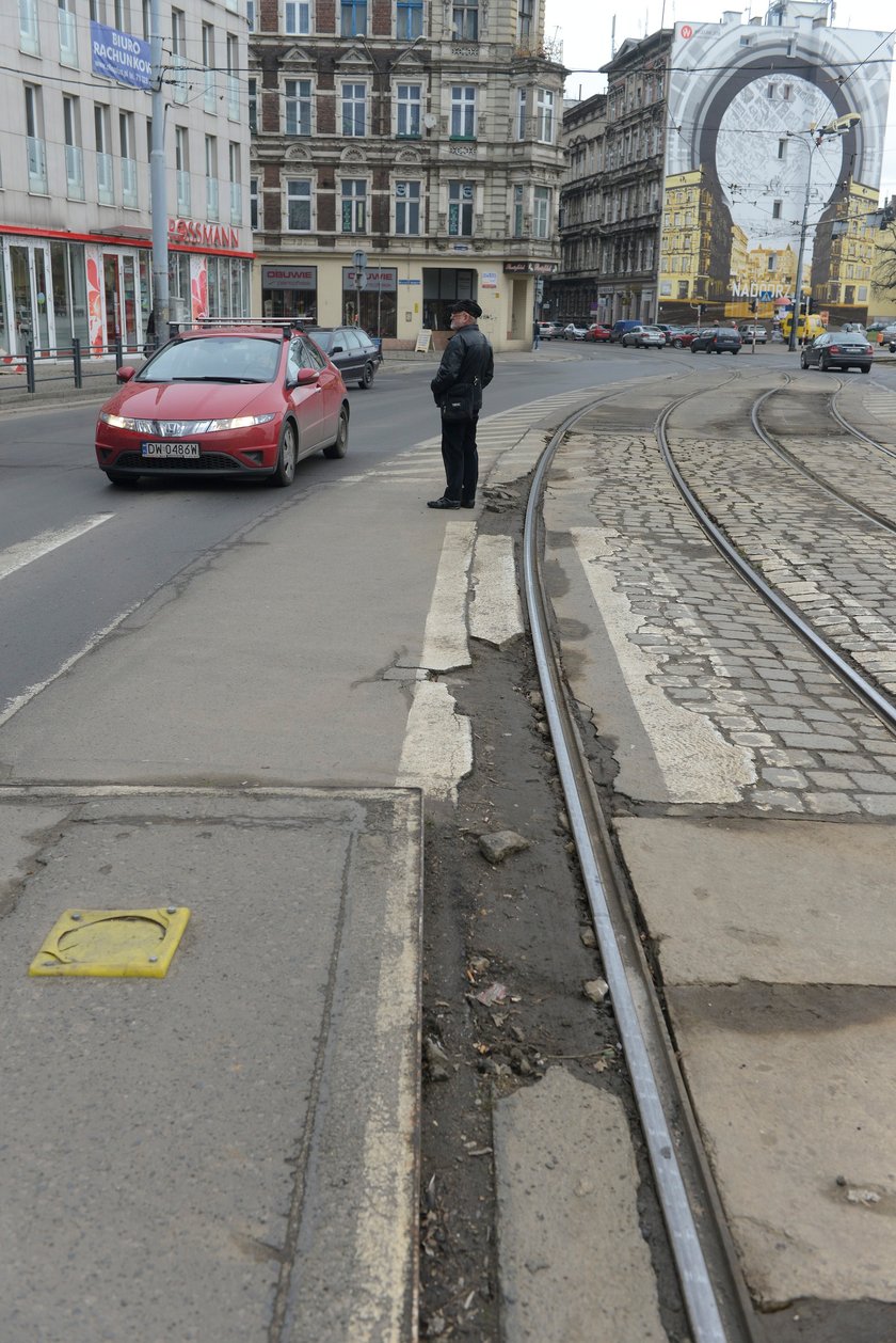 Sypiące się torowisko przy ul. Dubois