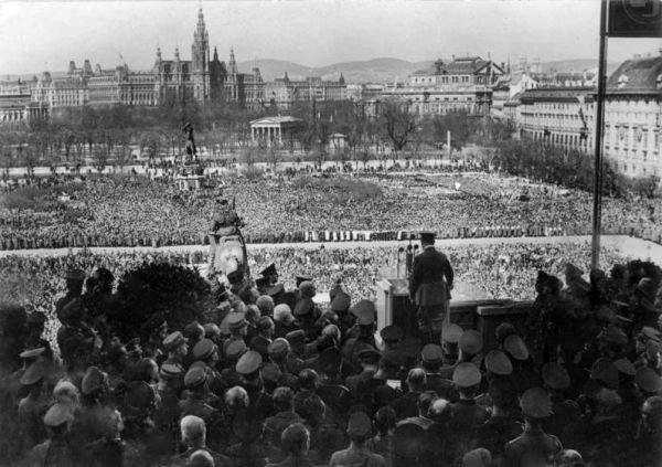 Hitler ogłasza włączenie Austrii do Rzeszy, 15 marca 1938 roku, Wiedeń (fot. ze zbiorów Bundesarchiv, Bild 183-1987-0922-500, opublikowano na licencji Creative Commons Attribution-Share Alike 3.0 Germany).