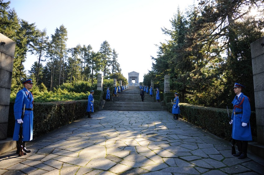 Neposredna okolina kompleksa Groba neznanog junaka na Avali okružena je četinarima, darom nikog drugog do samog Adolfa Hitlera