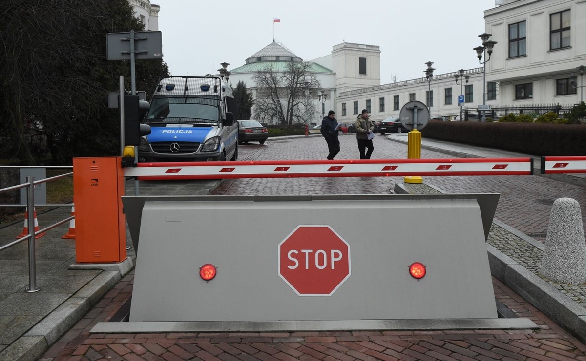 Szlabany przed wjazdem na teren Sejmu