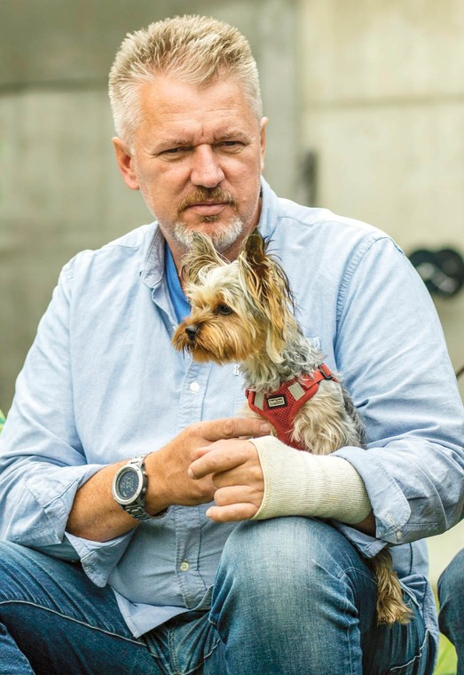 Grzegorz Chmielewski, jeden z założycieli Zakątka Weteranów, zajmującego się psami i końmi wycofanymi ze służby fot. Materiały prasowe