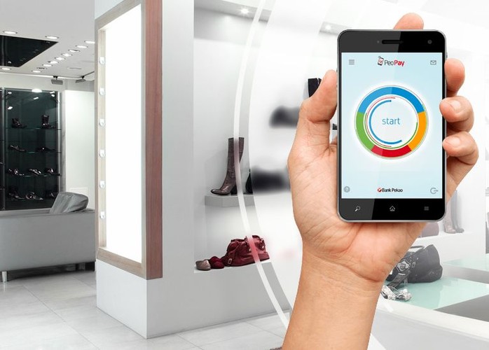 4. PeoPay – aplikacja Pekao SA działa w oparciu o cyfrowy kod generowany przez aplikację lub o kody QR i jest obsługiwana przez telefony z systemem Android i iOS. Aplikację można powiązać z Eurokontem w Pekao lub używać na zasadach elektronicznej portmonetki. Z aplikacji korzysta ponad 66 tys. użytkowników.  Jak do tej pory aplikacją PeoPay można płacić w koło 8 tys. punktów, w których działają terminale płatnicze Pekao (m.in. stacje Lotos, Lukoil, Bricoman czy Komputronic). Niedawno dołączyła do nich także Biedronka. Za pomocą aplikacji można też dokonywać płatności internetowych, przelewać pieniądze między użytkownikami (20 gr za przelew na rachunku prepaid) i wypłacać pieniądze w oznaczonych bankomatach (od grudnia tego roku klienci prepaid zapłacą za tą usługę każdorazowo 2 zł). Co ciekawe, Pekao oferuje też sprzedawcom aplikację do przyjmowania płatności, tzw. PeoPay mPOS, który jest swoistym mobilnym terminalem płatniczym w smartfonie.