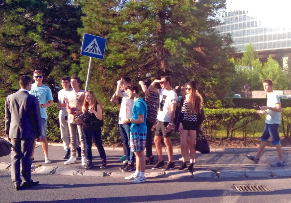 Celi dan čekali da je vide