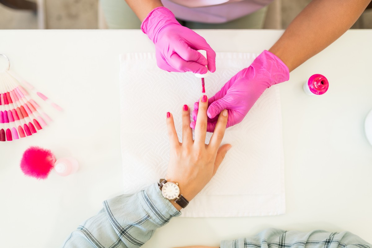 Od poniedziałku, 1 kwietnia, spada stawka VAT z 23 do 8 proc. na usługi kosmetyczne, manicure i pedicure, również te świadczone w domu