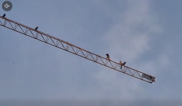 Rizičan poduhvat, popeli se na dizalicu