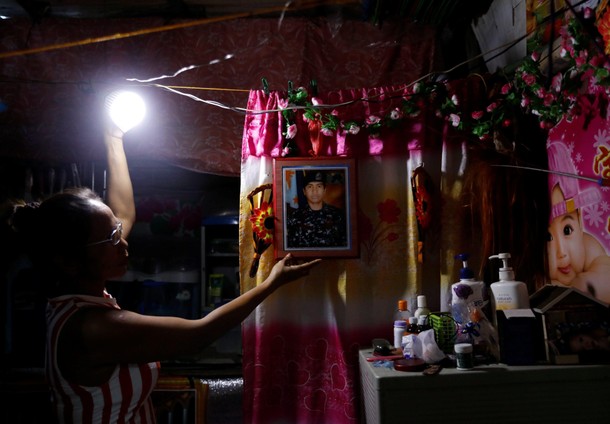 The Wider Image: Night in Manila slum revives spectre of drug war deaths