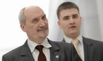 Niepytany Macierewicz sam "wyskoczył" z Misiewiczem. Posłowie osłupieli