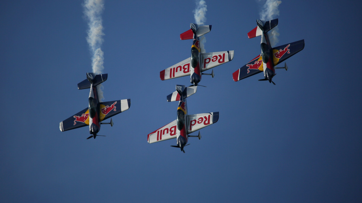 Pokaz The Flying Bulls Aerobatic Team podczas 10. edycji Pikniku Szybowcowego na lotnisku w Lesznie
