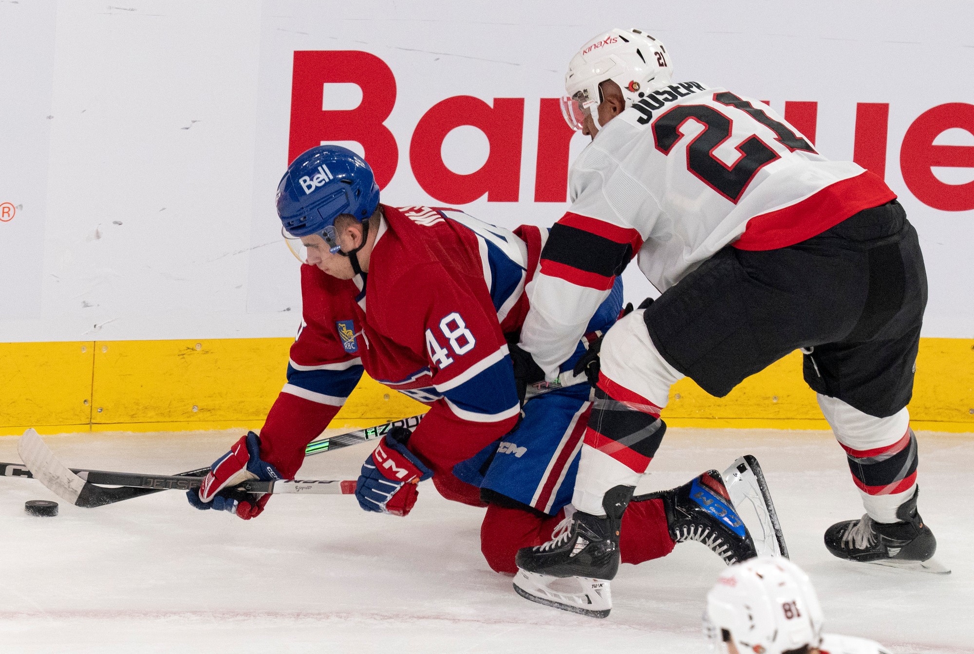 Slovenský hokejista Filip Mešár (48) z Montrealu Canadiens a Mathieu Joseph (21) z Ottawy Senators.