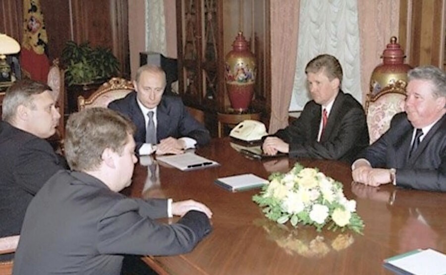 Premier Michaił Kasjanow, wiceszef administracji prezydenta Rosji Dmitrij Miedwiediew, prezydent Władimir Putin oraz nowy i stary prezesi Gazpromu Aleksiej Miller i Rem Wiachiriew. 2001 r. 