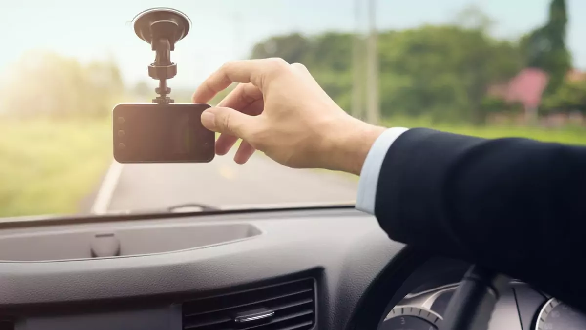 Kamera samochodowa to urządzenie przydatne w wielu sytuacjach drogowych. Pod warunkiem, że jest niezawodna