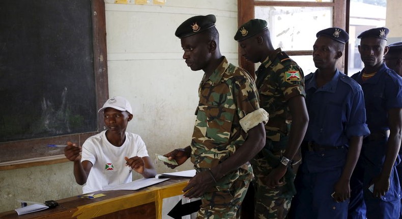 Police and soldiers wait to cast their ballots at a voting station in Burundi's capital Bujumbura during the country's presidential elections, July 21, 2015.    REUTERS/Mike Hutchings