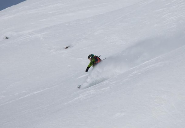 freeride 11 narciarz śnieg sypie