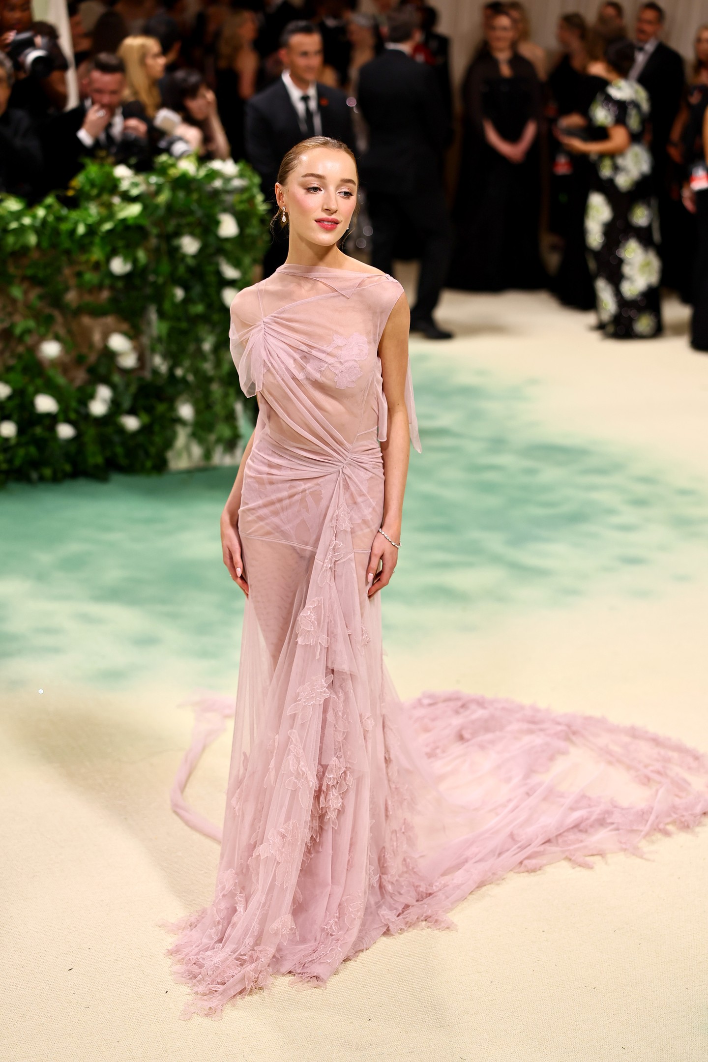 Phoebe Dynevor az első sztár, aki Victoria Beckham ruhát visel a Met-gálán.