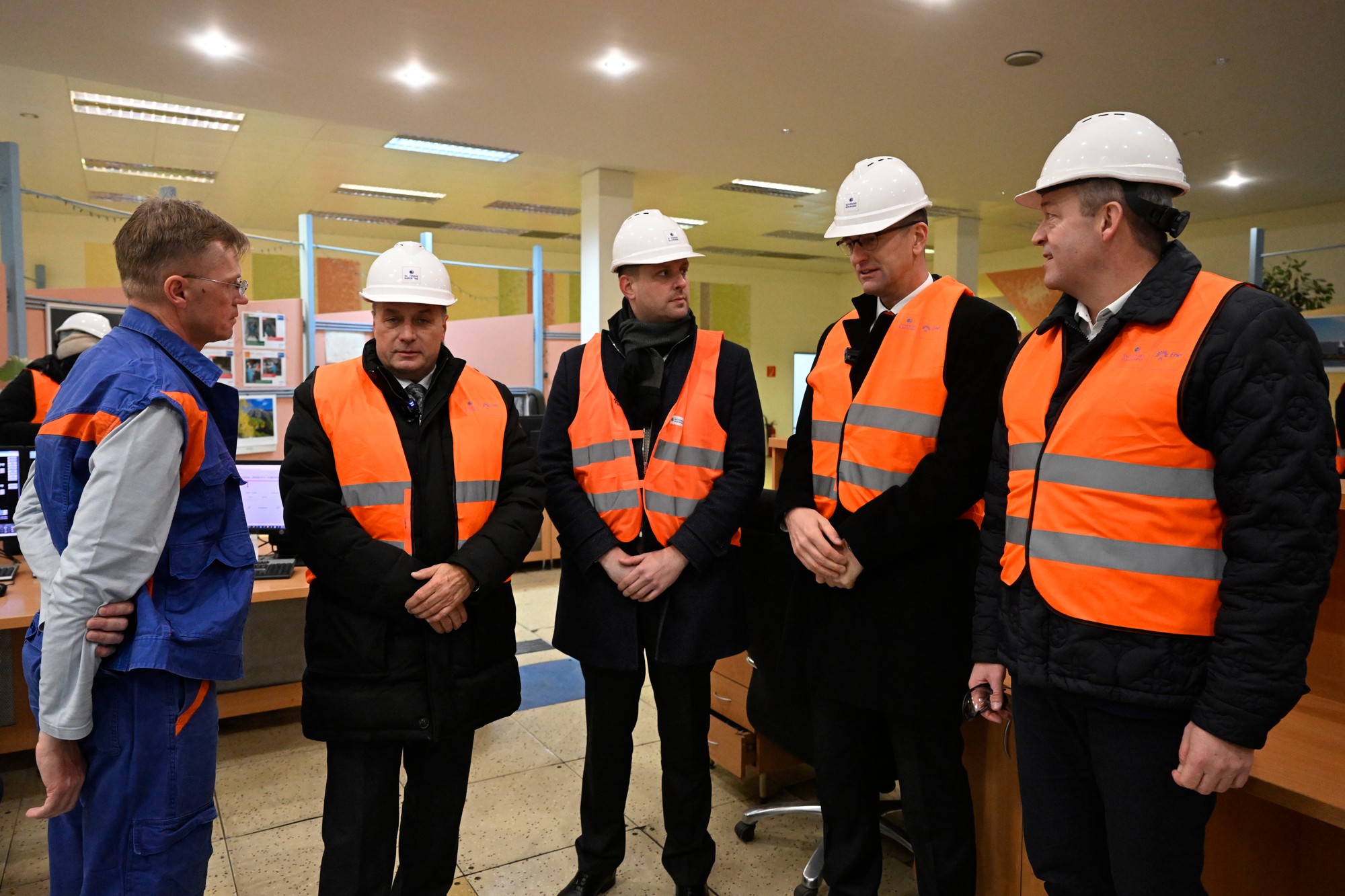 Zľava zamestnanec elektrární, riaditeľ závodu Elektrárne Nováky Miroslav Piaček, štátny tajomník ministerstva hospodárstva Kamil Šaško, predseda predstavenstva a generálny riaditeľ Slovenských elektrární Branislav Strýček a predseda Trenčianskeho samosprávneho kraja Jaroslav Baška diskutujú počas odstavenia poslednej turbíny v hnedouhoľných Elektrárňach Nováky, 20. decembra 2023 v Novákoch.