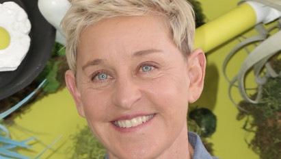 „Emlékeztek arra, amikor még megérinthettük egymást?” – Így nosztalgiázott Ellen DeGeneres – videó