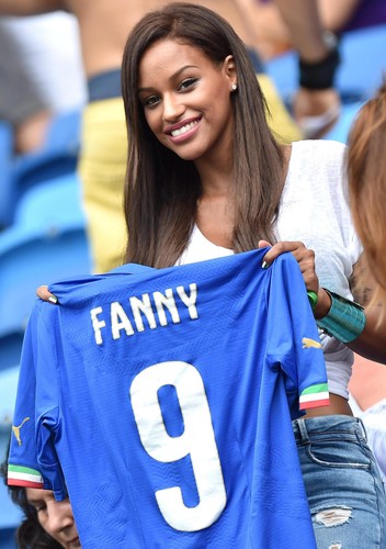 Piękne żony włoskich piłkarzy muszą się pakować i wracać do domu