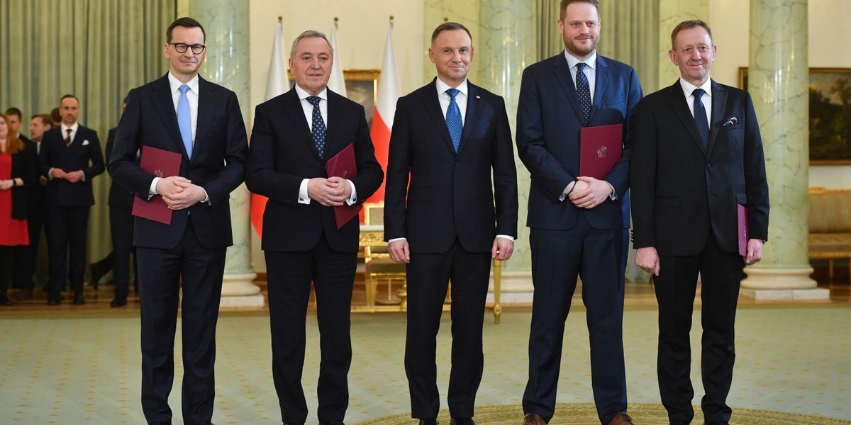 Prezydent RP Andrzej Duda, odwołany z funkcji ministra rolnictwa i rozwoju wsi Henryk Kowalczyk (2L), premier Mateusz Morawiecki (L), powołany na stanowisko ministra rolnictwa i rozwoju wsi Robert Telus (P) i powołany na ministra cyfryzacji Janusz Cieszyński (2P) podczas uroczystości przekazania nominacji ministerialnych w Pałacu Prezydenckim w Warszawie, 6 kwietnia 2023 r. 