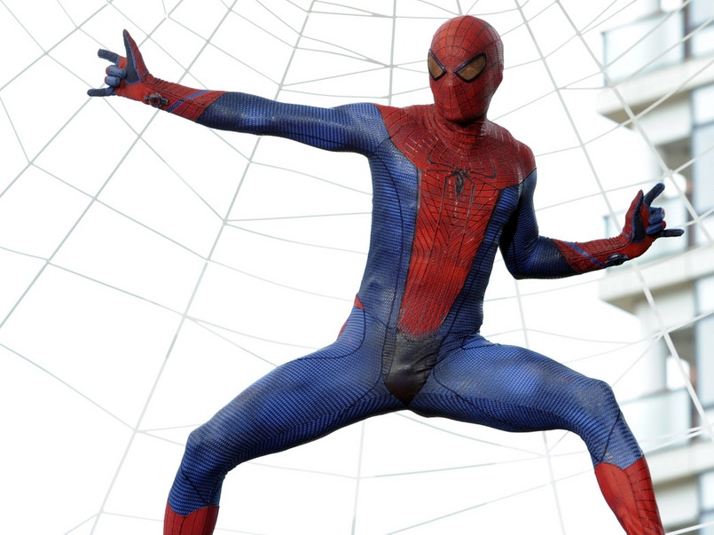 W nowej odsłonie przygód "Spider-Mana" Peter Parker uczy się jeszcze w liceum. Musi pogodzić się z tym, kim się stał, i wybaczyć sobie śmierć wuja, którego – tak mu się wydaje – mógł uratować
