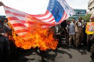 Irańczycy palą amerykańską flagę