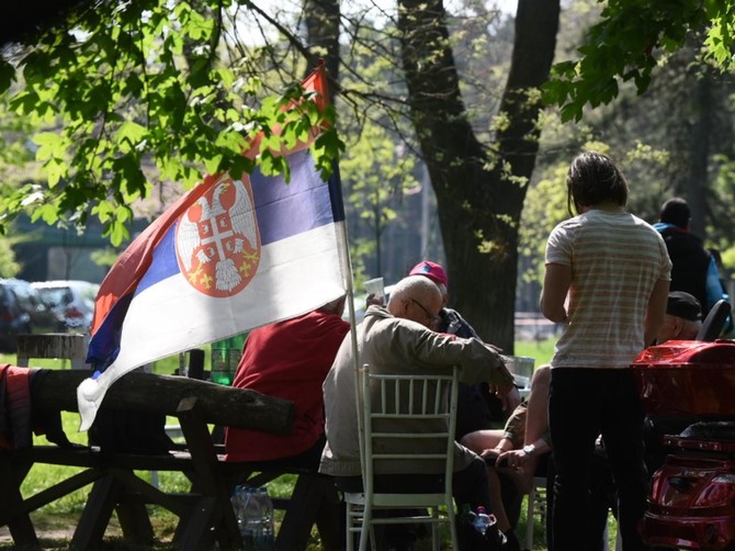 Fotka porodičnog Prvog maja na kojoj se porodica potukla odmah nakon što se izljubila je hit