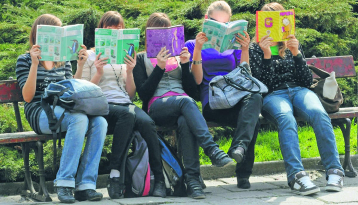 Co roku trzeba kupować nowe podręczniki, rynek tych używanych to margines TYTUS ŻMIJEWSKI/FORUM