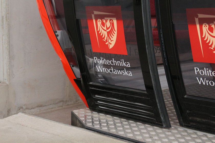 Uszkodzony wagonik wrocławskiej Polinki