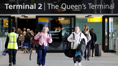 Hatalmas káosz az angliai reptereken: több száz járatot töröltek a légitársaságok 