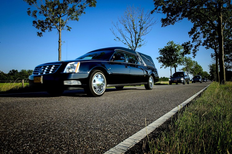 Kondukt żałobny karawanów jedzie z lotniska w Eindhoven