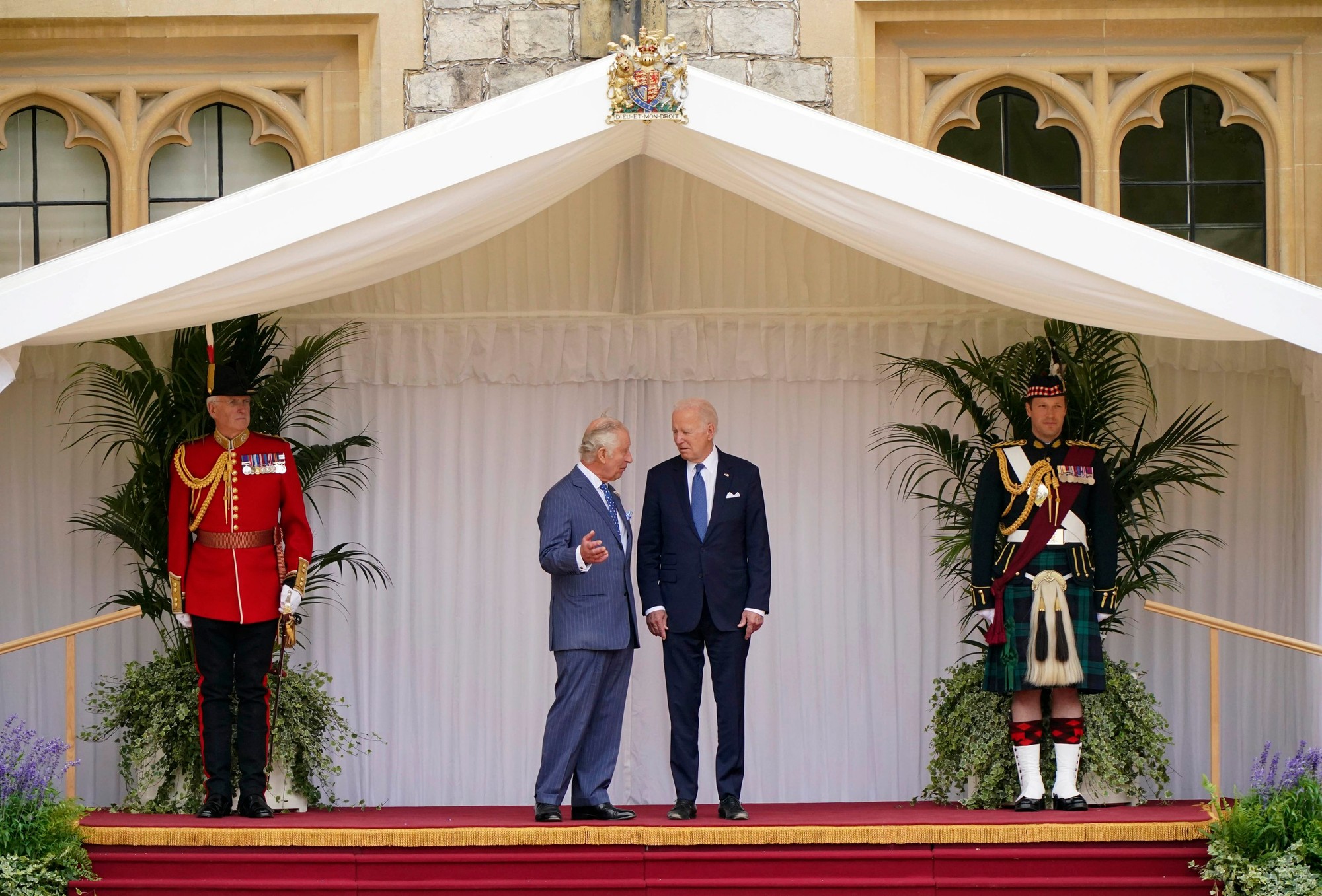 Americký prezident Joe Biden sa stretol s britským kráľom Karolom III.