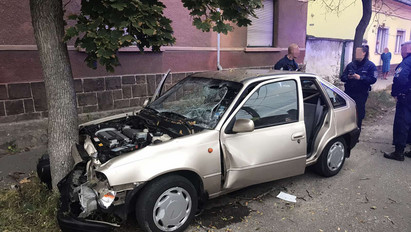 Durva fotók a helyszínről: ripityára tört az autó, miután egy fának ütközött Csepelen