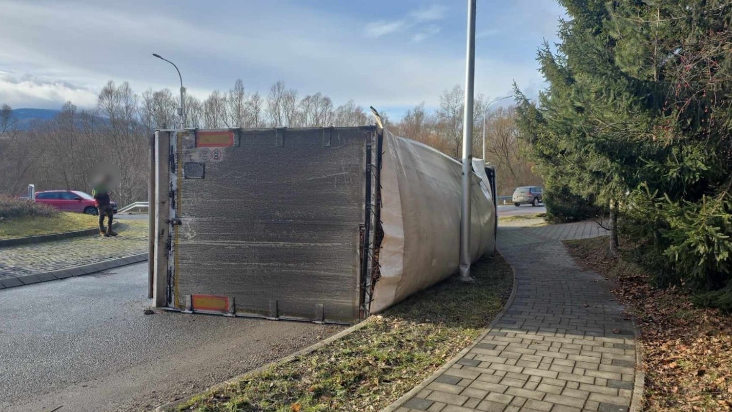V Námestove sa prevrátil kamión. 