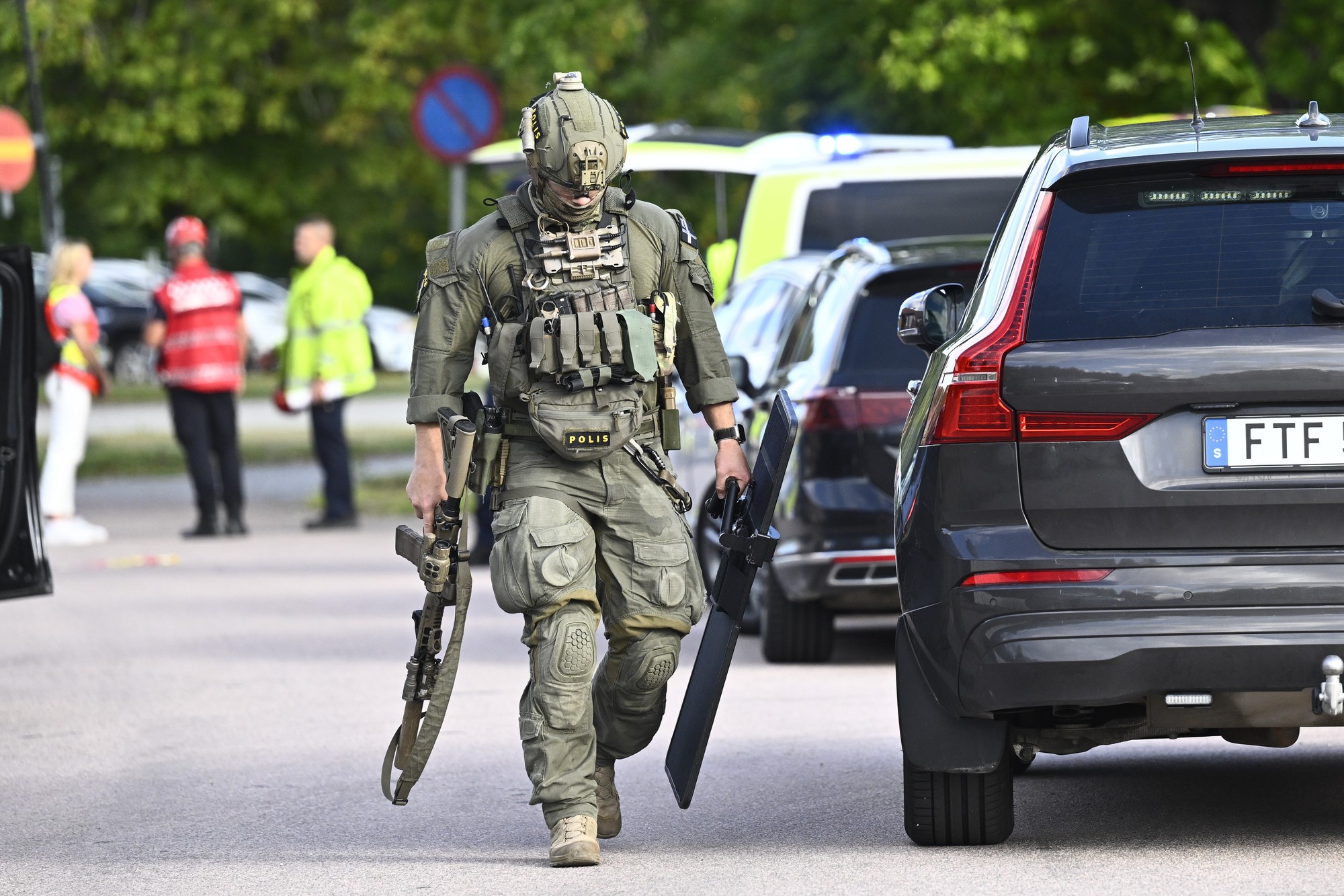 Ozbrojení policajti a záchranári zasahujú pred školou Brinellskolan.